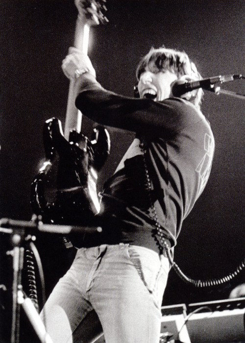 pinkfloyded:Roger Waters on the Animals tour 1977