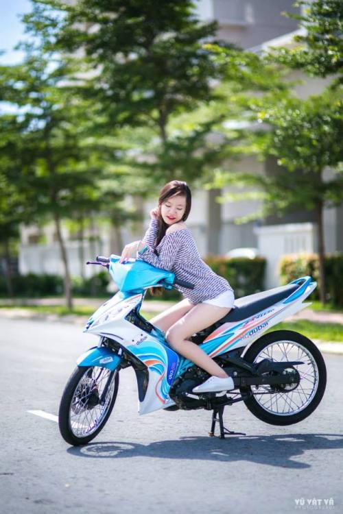 Sexy Vietnamese Motorbike Ladies