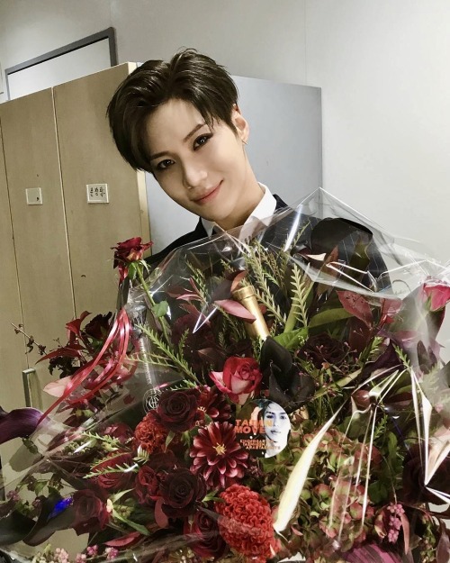 Day 187/548 of Taemin’s enlistment (210531 - 221130)Taemin poses with fansite gifts behind the scene