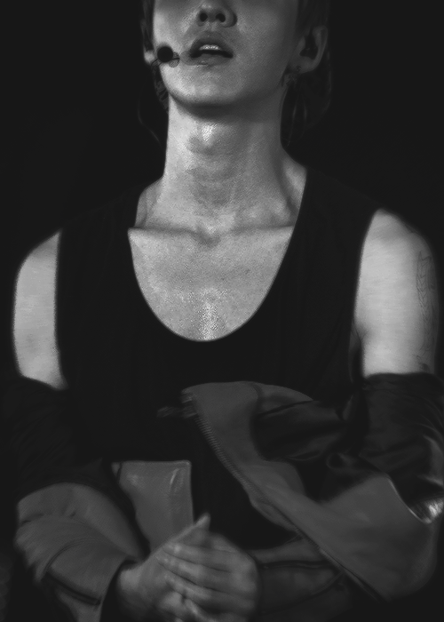 pangguk:  luhan’s collarbones are death (✖╭╮✖) 