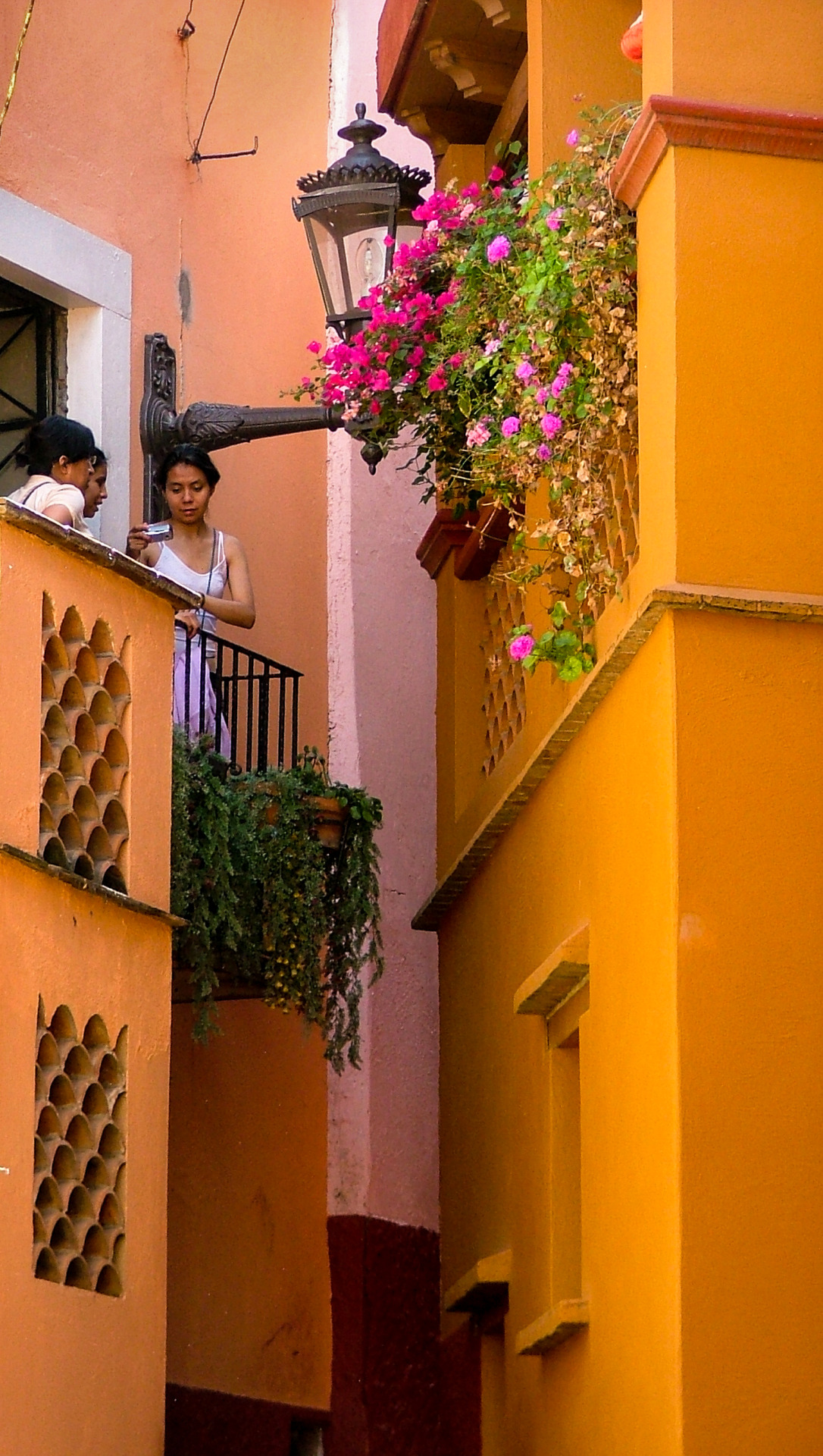 ilianation:  franciscomx:  Callejón del Beso. Guanajuato, México  Vamos o voy?