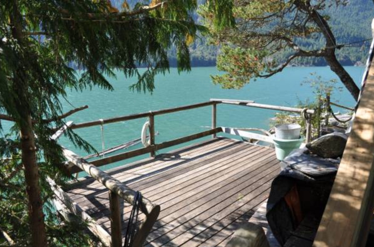 househunting:  $397,000/treehouse cabinPitt Lake, BC  BROSTON THIS IS A DREAM