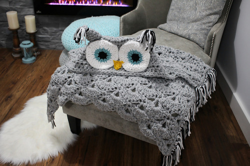 copperbadge:nehirose:maskedyoukai:adulthoodisokay:mymodernmet:DIY Hooded Owl Blanket Turns a Couch P