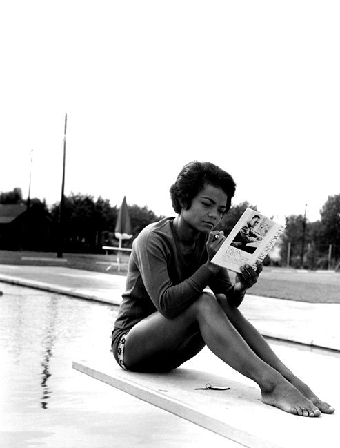 black-0rpheus:  Eartha Kitt photographed at the pool by Isaac Sutton, c. 1959 