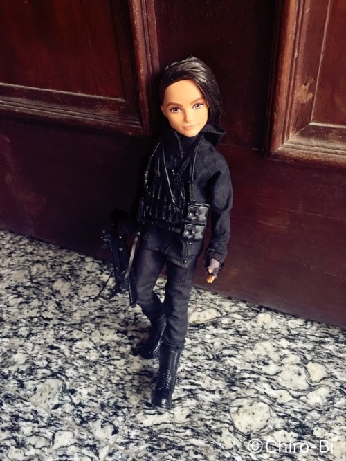 Hey yo!!!  Omg Hunter is FREAKING HOT!!! He is wearing The clothes of Hunger game gale doll ~ If EAH