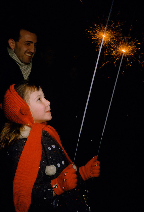 A father and daughter light sparklers in Washington D.C. to celebrate Eisenhower&rsquo;s homecom