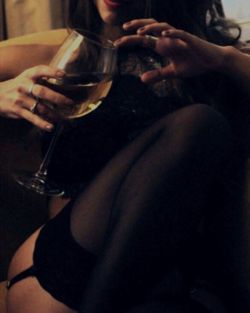 red-lips-wine-sips:  💋