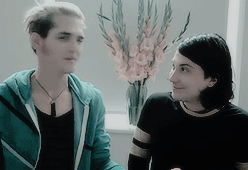 wayghosts:mikey being super passionate about jaws and frank getting super smiley over it (✿◠‿◠)