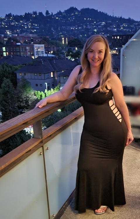 Do you like a Milf in a tight dress? [F47]