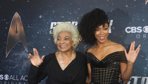 angrysublimewitch:Nichelle Nichols and Sonequa Martin-Green at the premiere of Star Trek: Discovery 