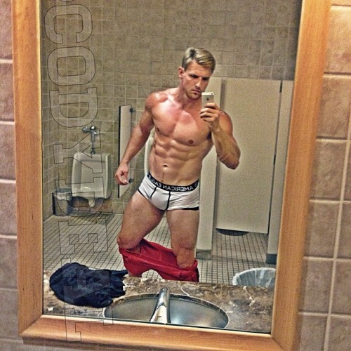 livinglifewithderek:  http://tinyurl.com/mmog9m9  THE Cody Deal