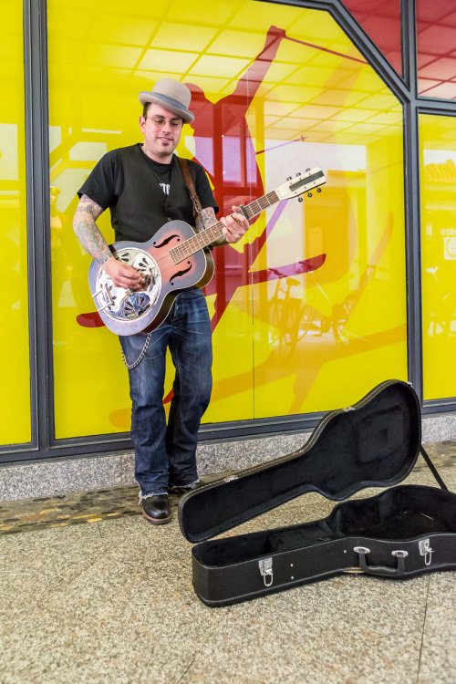 „Es ist nicht einfach, für eher ruhigere Musik in der Innenstadt den richtigen Platz zu finden. Die Konkurrenz hier ist groß. Viele Straßenmusiker kommen mit lauten Instrumenten und Verstärkern. Das ist eigentlich nicht erlaubt.“