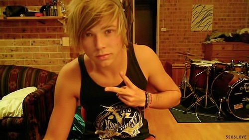 mashtonpotatoes:mikeys-cliffoconda:ashtimelow:radioirwin:imabritatheart:I can’t..i sat here for at l
