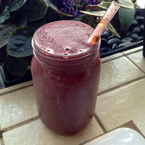 yackattack:  I had this beautiful smoothie for dinner last night, and could really use it right now, in this heat! Frozen berries, banana, plum, kale and a little Maca powder. Mmm… #raw #vegan #food #foodporn #greensmoothie #whatveganseat #vegansofig
