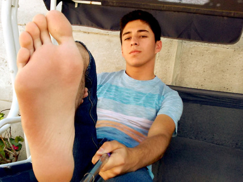 Fuck he has a gorgeous face and those soles, tops and toes are absolutely perfect!