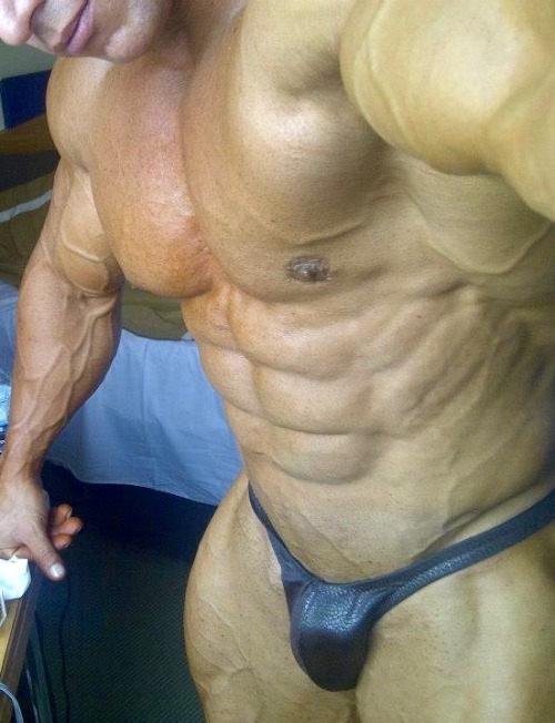 freakmuscle:  Hot muscles. Hot Posingtrunk. http://mymusclevideo.com 
