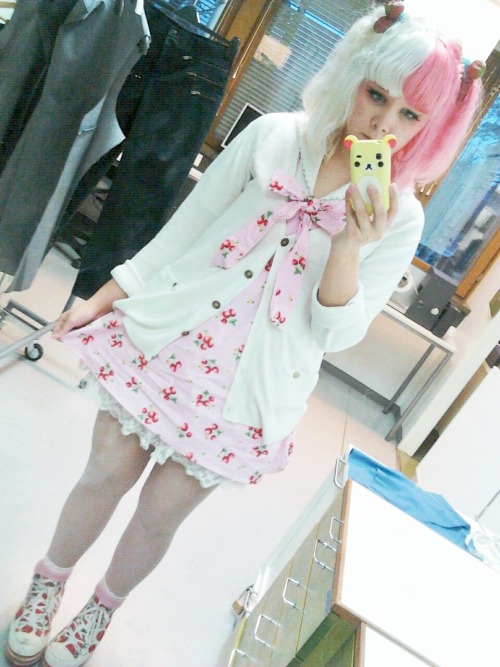 mansikka:  Pink and white strawberry schoolgirl today (⁎⚈᷀᷁ᴗ⚈᷀᷁⁎) 