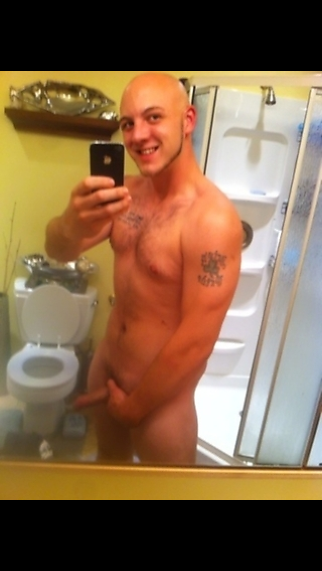 guyswithcellphones:  Rob 24yo from Beverly Cove, MA. getting cleaned up and showing