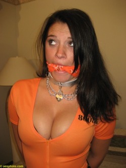 sensualhumiliation:  Terribly sexy cleavage…