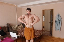 alphamusclehunks:  SEXY, LARGE and IN CHARGE.