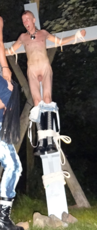 skinssoish:  barelederratte:  evilpigboyla:  skinheadboots:  demonzachh88:  SSooo FFuKKKing HHOT //  SSIEG FFUKKKIN HHEIL  o/o/o/  SH SH MMMMMMMMMMMM fucken luv his BootSS  I’d love to be the one on the cross!  //88  SSo will ichh SSoi ffür meinen