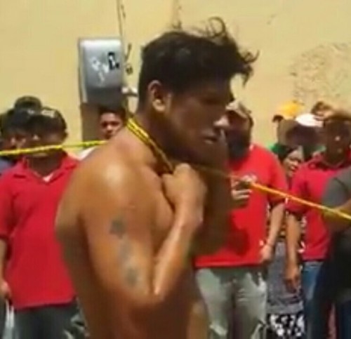 chicosguaposlindos:  Detienen y Desnudan a un Ladrón de celular