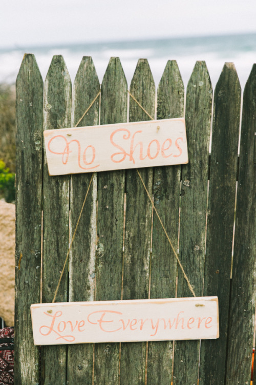 What beach wedding are all about - love everywhere! Photography: Rebecca Arthurs