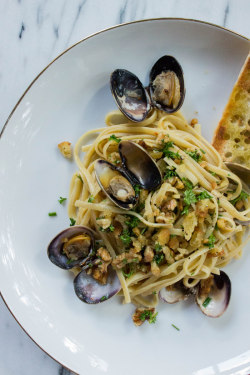 foodiebliss:Clam Pasta With Crispy Bread Crumbs &amp; HerbsSource: Local Haven