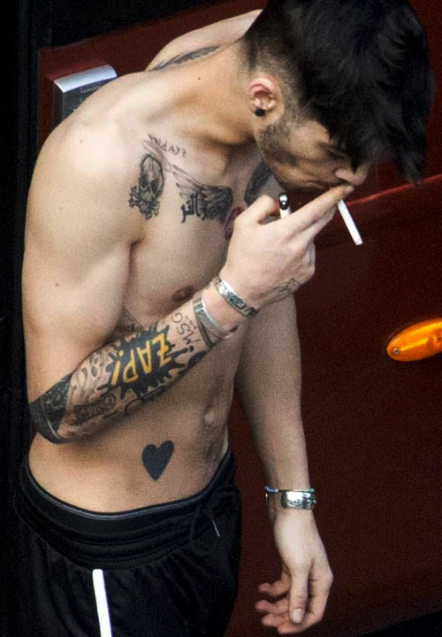 bottom4liam:  Zayn malik shirtless appreciation. 