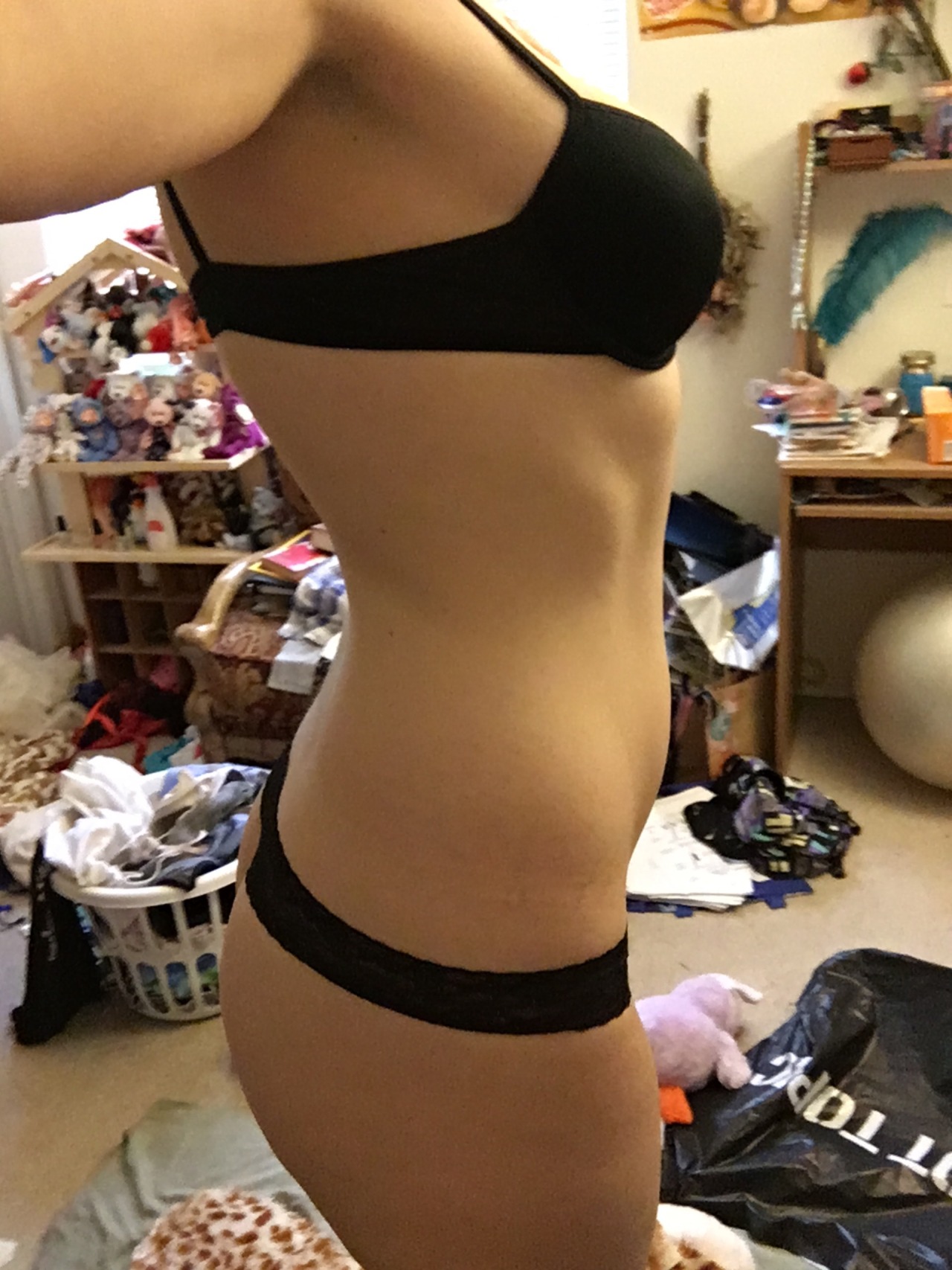 princesse-de-soumise:  Getting ready to leave. Ignore my messy room XD