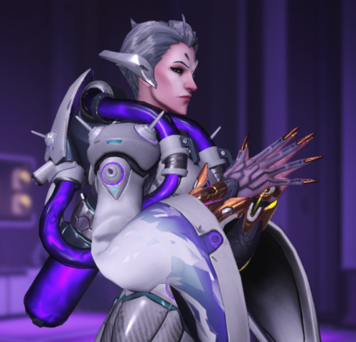 moira-o-deorain:Moira has golden nails on the PTR now!!