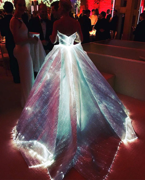 wtbw:(via Glowing Dress Turns Claire Danes Into Cinderella At The Met Gala | Bored Panda)