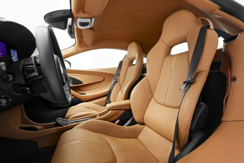 itcars: The McLaren 570S CoupéMid-engine rear-wheel drive layout and carbon fiber struct