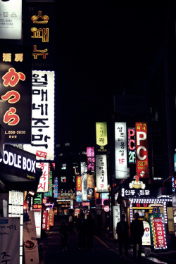 cities-of-asia:  Seoul by the new bronze on Flickr. 