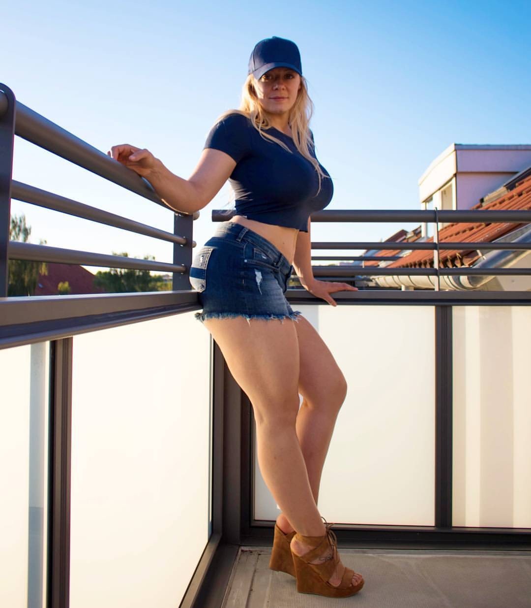 killercurvesobsession:  goffthemeatrack:  miasand:  Justt These poses Can Make you