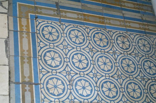 lamus-dworski:Fading away: the art of floor tiles. Surviving examples from old tenement houses in Kr