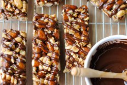 Fullcravings:  Make Your Own Delicious Homemade ‘Kind’ Bars 