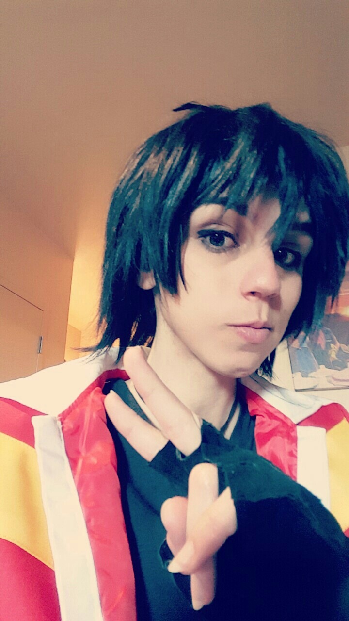 cosplaying at Colossalcon! I’m in the room right now but I think I’m gonna go