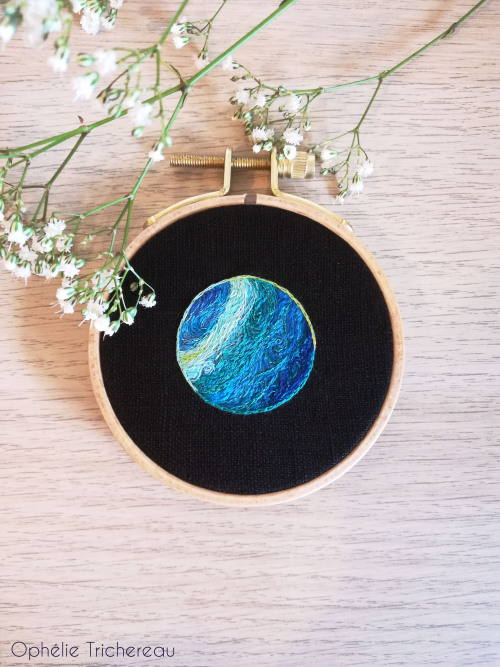 &ldquo;Uranus&rdquo;Hand embroidery.DMC embroidery threads on linen.Frame : 8cm in diameter.