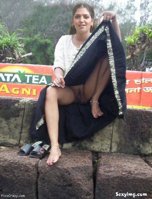 Outdoor indian aunty flashing