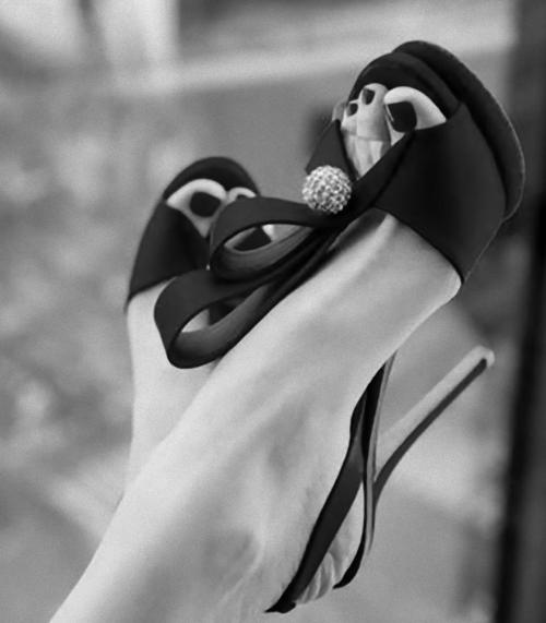 luxslave:  Always a reblog; such an elegant shoe! 