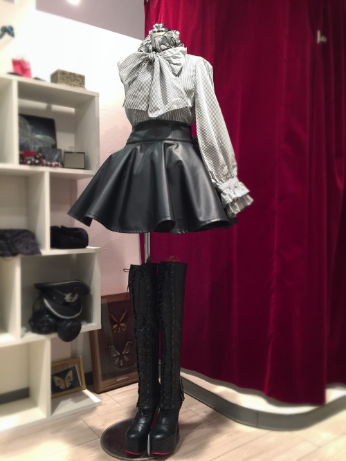 lolitamaneata:littleredqueen:robessombres:Na+hi would be a giant if i wore this.  but boy oh boy wou