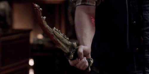 crossroadscastiel:  Tonight we saw Crowley utterly addicted to human blood, and then being forced to kick the habit, cold turkey. Look at how he twitches…like addicts going through withdrawal often do. Now look at Dean as he holds the blade. At first