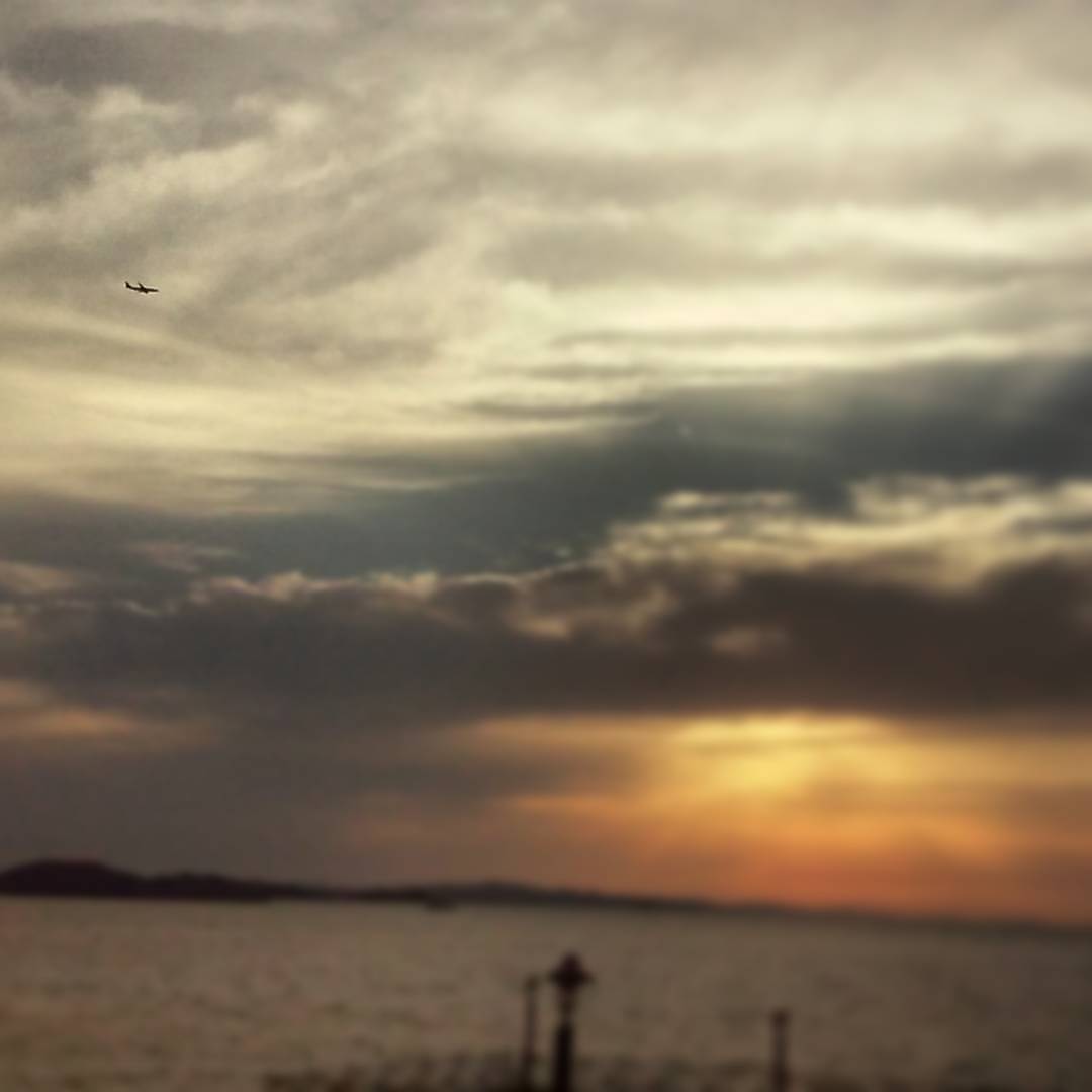 Part of me wants to hop on that plane and part of me wants to settle down in Anyang, Gyeonggi-do, SK #leavingonajetplane #sunset #daebudo (at Daebudo Island)