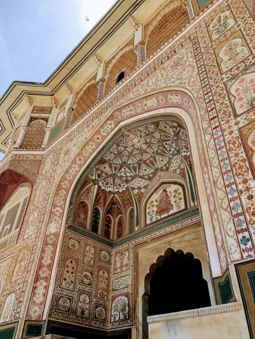 (via These intricate carvings and murals found on the Amber Gate were painted using natural pigments