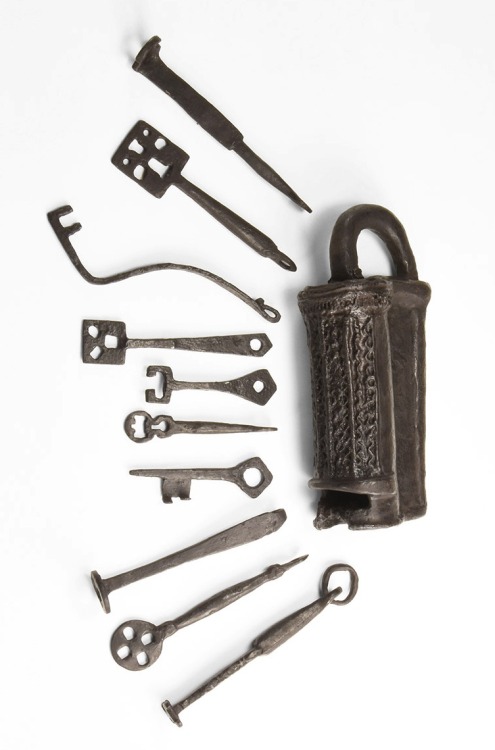archaicwonder:Viking Iron Lock and Keys, 9th-11th Century AD