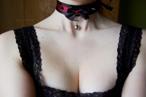 jack-daniels-doll:another one with a collar from Ghost Stories. <3