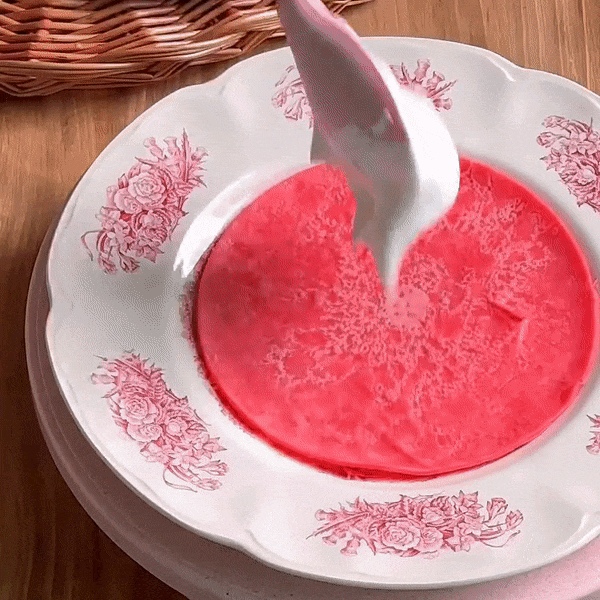 nat-stimmy: Strawberry crepe cake! (SOURCE)