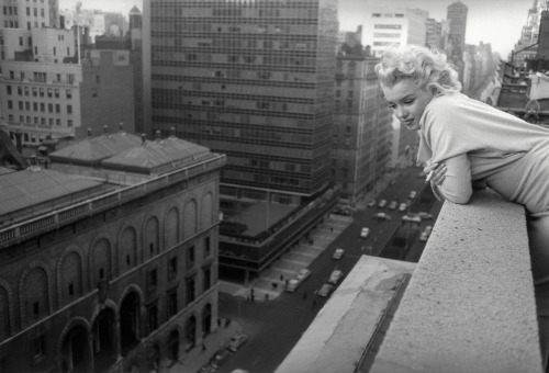 thecinamonroe:Marilyn Monroe leaning over the balcony of the Ambassador Hotel in New York City, NY, March 1955. Photo by Ed Feingersh. #marilyn monroe