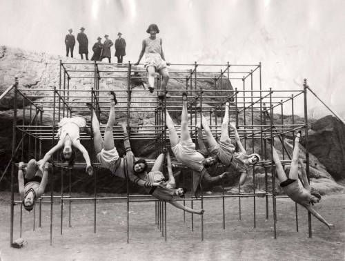 Exercising on a rack on a beachDanseressen / gymnastes (?) tijdens een oefening aan een rek op een s